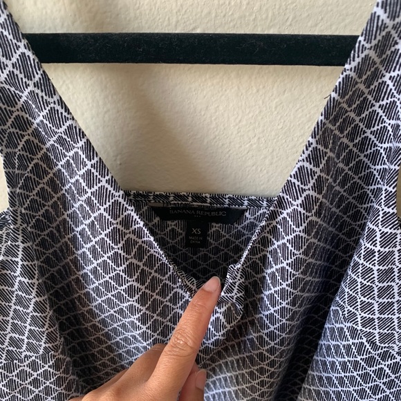 Banana republic - blue/white geometric top - Picture 3 of 3